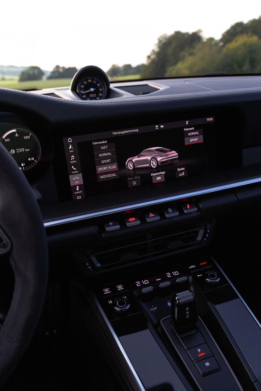 Детали интерьера Porsche 911 Carrera (992) 2019 года  (WW) (фото 139 из 148)